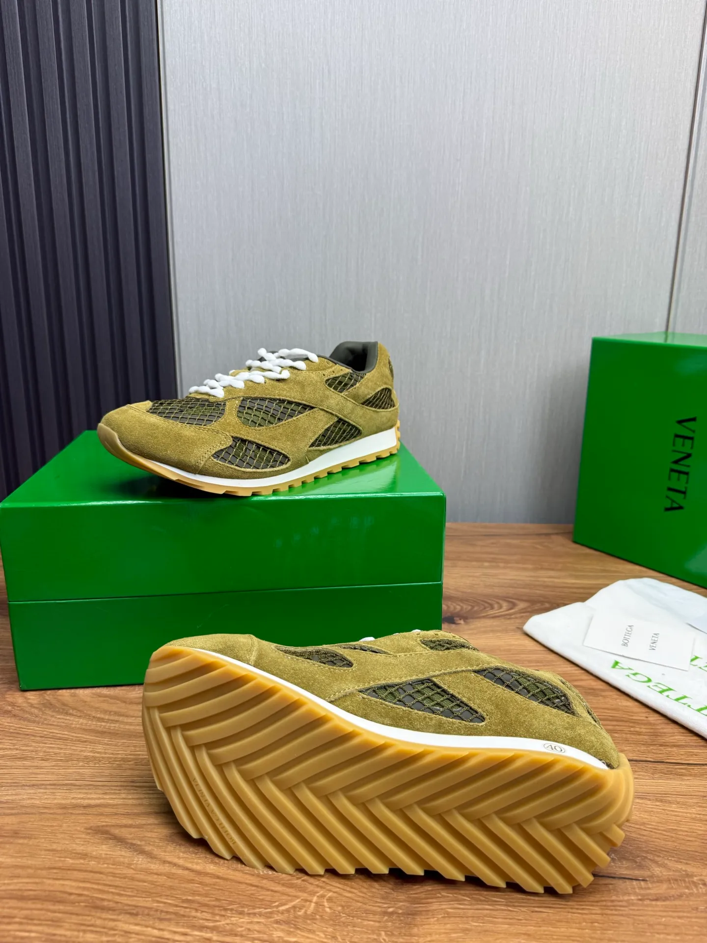 Men's men's shoes 💰660💰Pili BV top version 𝘽𝙊𝙏𝙏𝙀𝙂𝘼 𝙑𝙀𝙉𝙀𝙏𝘼 Orbit sneakers Wang Yibo same style couple style dad shoes 🩷💚 Runner sneakers, made of lightweight technical mesh fabric. Features a geometric patterned rubber outsole. Pay attention to the package craftsmanship ❕ High version shipping ❗️ Very nice, durable to play with and durable to make ✔️ Standard version 💯💯 The outsole is made of color-blocked TPU outsole. Women’s model 35-41 (40 41 customized) Men’s model 39-46 (45.46 customized) Equipped with original packaging